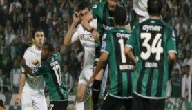 Belkıs Akkale 150 kişilik koroyu yönetiyor