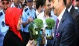 Başkan Aziz Yeniay halka çiçek dağıttı