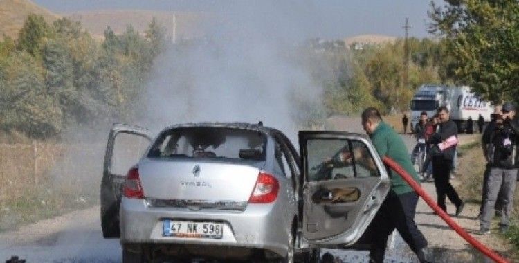 Nusaybin’de haraket halindeki otomobil yandı