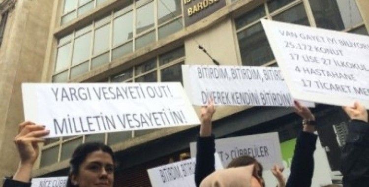 Üniversiteli gençler barolar birliğini protesto etti
