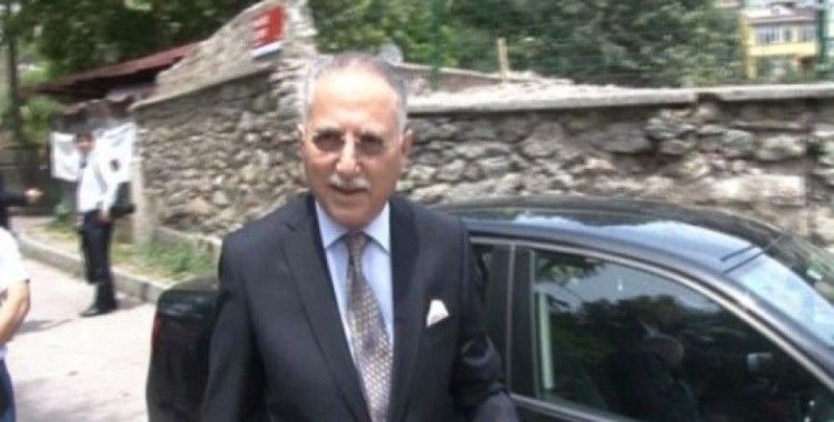 Cumhurbaşkanı Gül'ün beklendiği camiye İhsanoğlu geldi