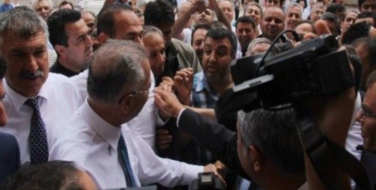 İhsanoğlu'na Adana'da tepki