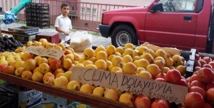 Tezgahını açık bırakıp namaza giderken tezgahına bunları yazdı