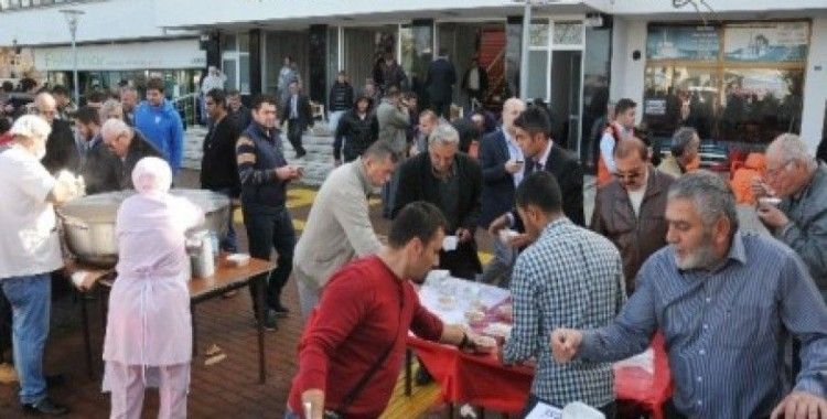 Binlerce kişiye aşure ikramı yapıldı