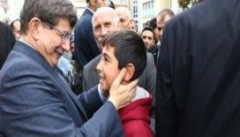 Başbakan Davutoğlu camiye yürüyerek gitti