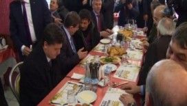 Başbakan Davutoğlu dönercide yemek yedi