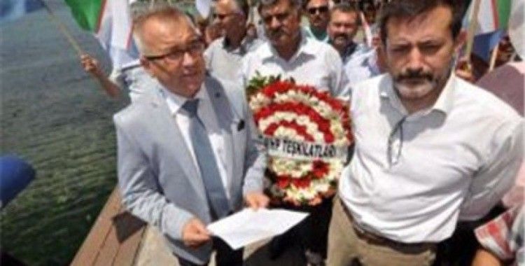 Çanakkale MHP il başkanlığı Çin’i kınamak için denize çelenk bıraktı