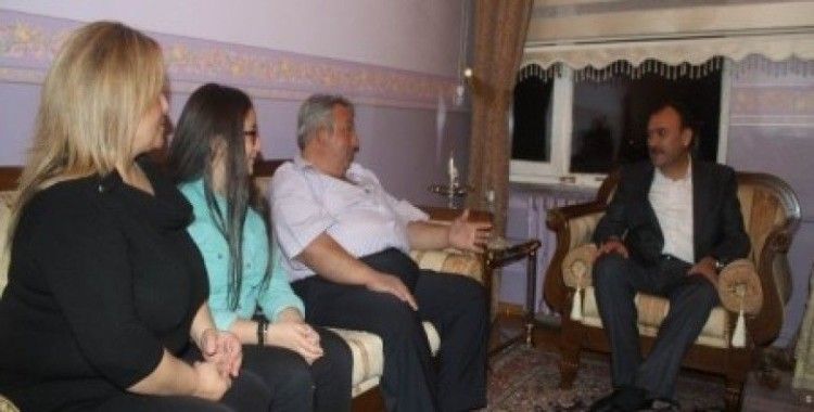 Çandıroğlu, Yarın Sizdeyiz Projesi kapsamında varsat ailesini ziyaret etti