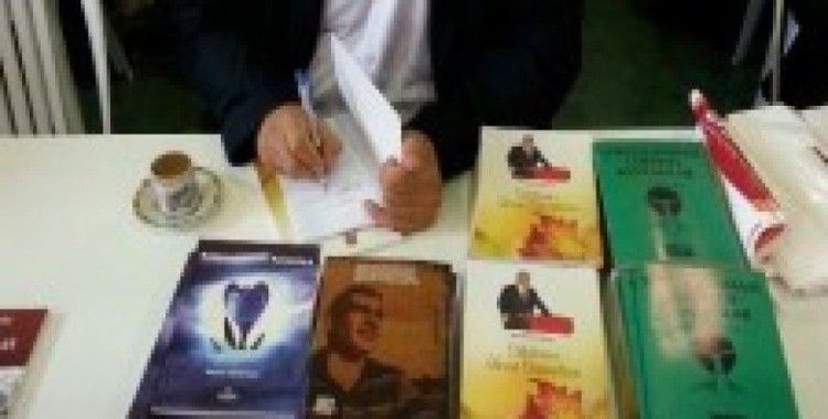 Şair Mehmet Sertpolat imza günü gelirini Patanili yetimlere bağışladı