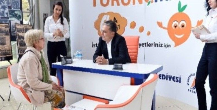 Başkan Uysal, vatandaşları dinlemeye devam ediyor