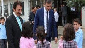 Başkan Yemenici çocukların yoğun ilgisiyle karşılaşıyor