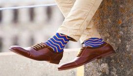 Erkek modasında renkli çorap dalgası
