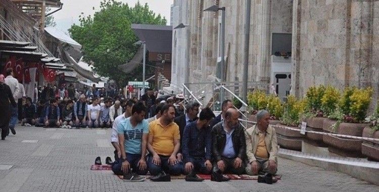 Ulu Cami cuma namazında vatandaşların akınına uğradı