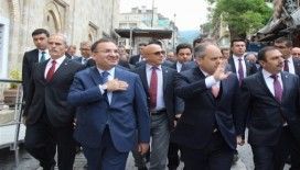 Bozdağ ve bakanlara Ulucami çıkışında büyük ilgi