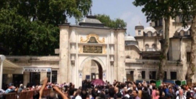 Başbakan Eyüp Sultan'da helallik istedi