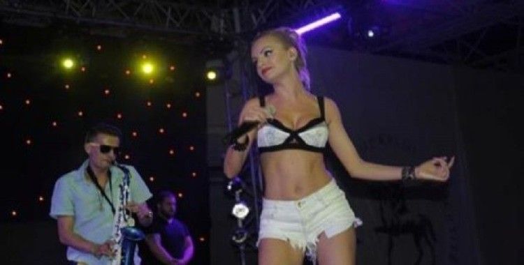  Ünlü Rumen şarkıcı Alexandra Stan Beyoğlu'nda sahneye çıktı