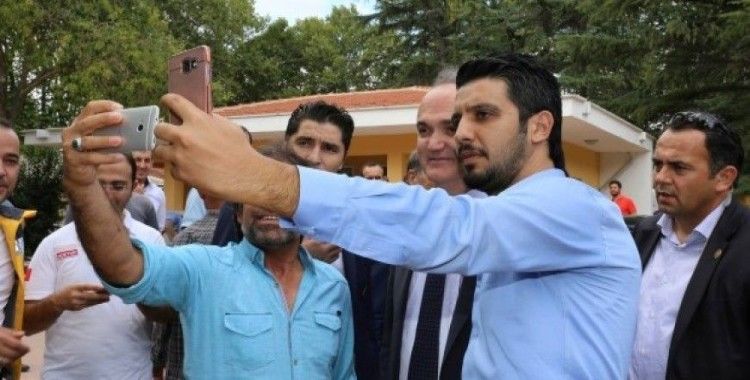 Bakan Özlü, namaz çıkışında öğrenciler ile selfie çekildi