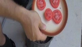 Saksının içine dört dilim domates koydu... Sonuca bakın