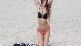 Claudia Romani Miami sahillerinde