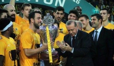 Cumhurbaşkanı Erdoğan kupayı böyle verdi