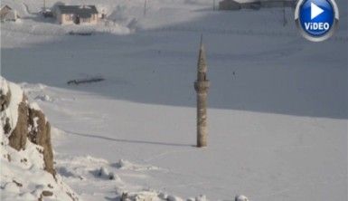 Buz tutan barajdaki minare ilgi çekiyor