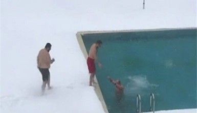 Buz gibi havada havuza girdiler