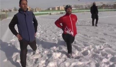 Engelsiz, şampiyon atlete kar da engel olamıyor