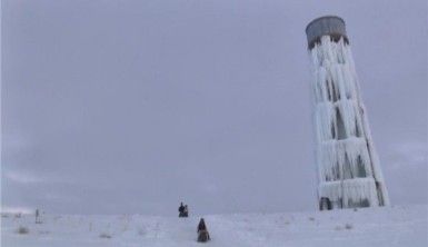 Su deposu 'buz kulesi'ne dönüştü