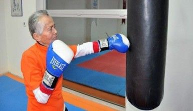 73 yaşında boks eldivenlerini giydi