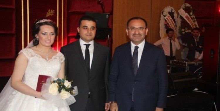 Evlilik cüzdanlarını Adalet Bakanı Bozdağ verdi