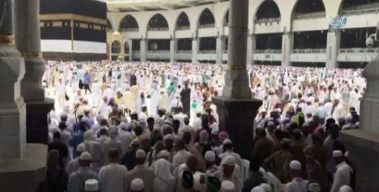 Kabe’de Cuma namazı coşkusu