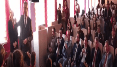 AK Parti Milletvekili öğrencilerle türkü söyledi