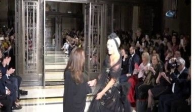 Londra Moda Haftası'nda Ajda Pekkan rüzgarı