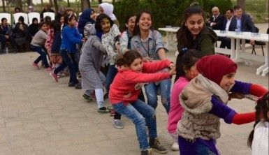 Suriyeli yetimler doyasıya eğlendi