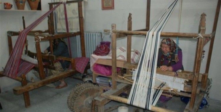 Köyden şehre getirilen dokuma tezgahlarında el sanatlarını yaşatıyorlar