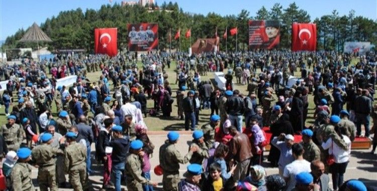 Yemin eden uzman erbaşlar mavi berelerini taktı 