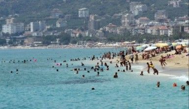 Antalya'ya denizden ve havadan turist yağdı