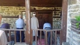 ​Cami kilitli kaldı, imam avluda namaz kıldırdı