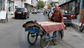Horoz Halil Emmi el arabasıyla ekmeğini kazanıyor