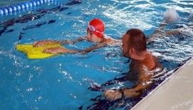 Özel çocuklara yüzmeyi öğretince çok mutlu oluyoruz