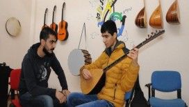 Görme engelli Kadir 'bağlama' ile yaşama tutundu