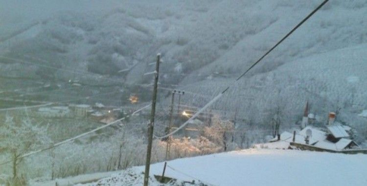 Kastamonu'da kar 38 köyü ulaşıma kapattı