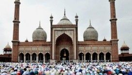 Hindistan'da açık alanda namaz kılan Müslümanlara uyarı