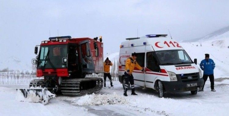 Böbrek hastası kadın paletli ambulans ile kurtarıldı