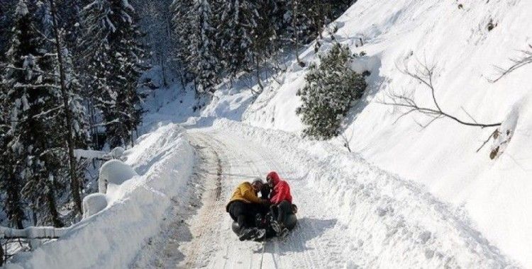 Kaçkarlarda tehlikeye aldırış etmeden şambrelle karın keyfini çıkarıyorlar