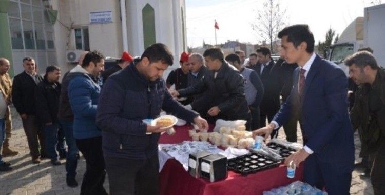 Emniyet Müdürü Alper namaz çıkınca pilav dağıttı