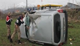 Elazığ'da otomobil tarlaya uçtu, 4 yaralı