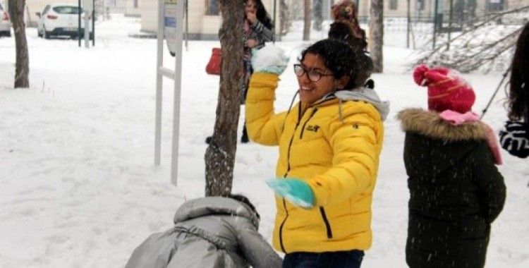 İlk defa karla oynayan çocuklar büyük heyecan yaşadı