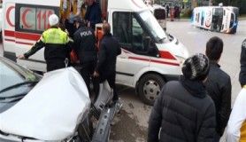 Samsun'da ambulans ile otomobil çarpıştı, 6 yaralı