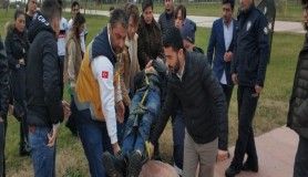 Samsun'da motosiklet kaldırıma çarpıp devrildi